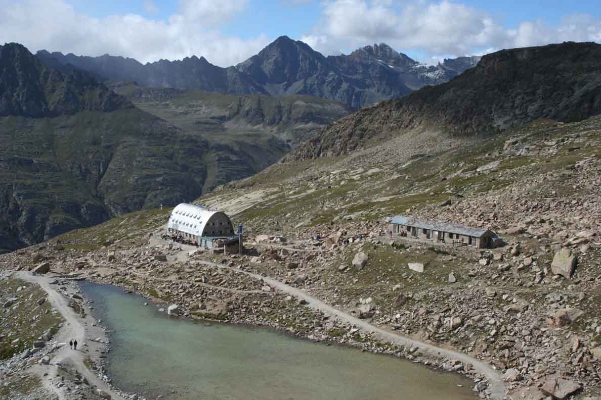 Il Rifugio Vittorio Emanuele Ii 2730 Mt Sul Gran Paradiso Mount Live 3593